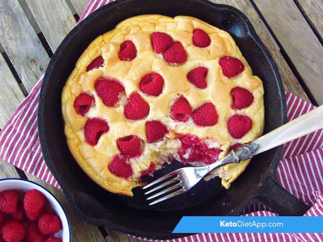 Fluffy omelet with raspberries