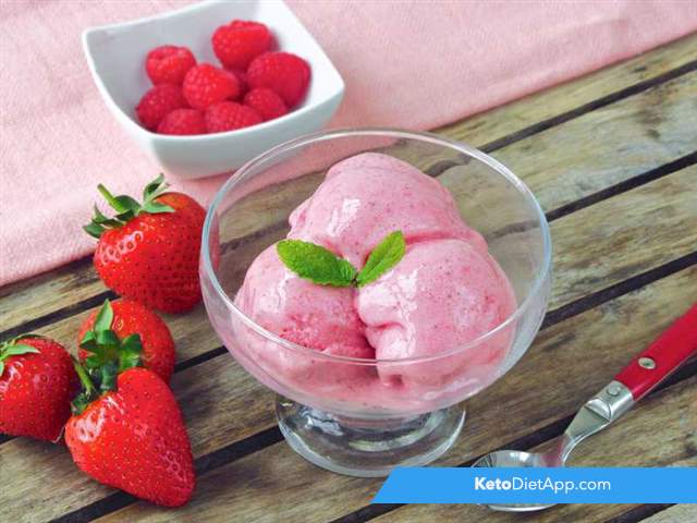 Quick strawberry ice-cream
