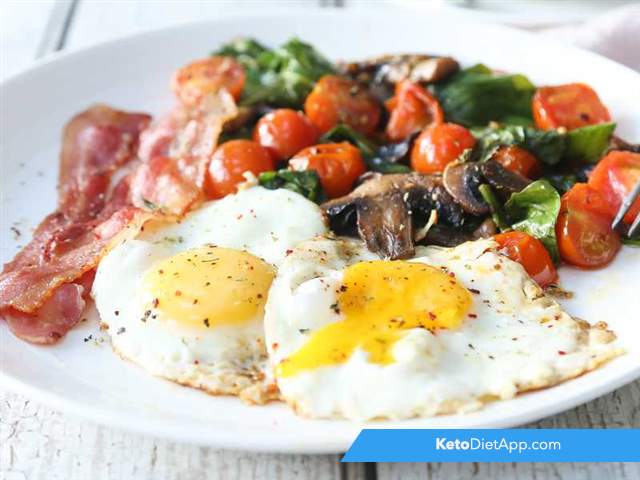 Easy breakfast eggs & bacon
