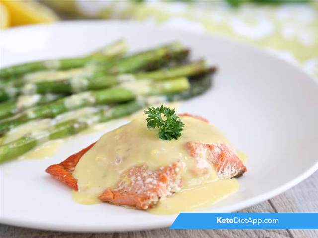 Salmon & asparagus with Hollandaise